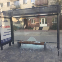 Вандалы расколотили антивандальную остановку у памятника Североморцам