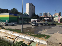 Улицу Пархоменко затапливает водой из лопнувшей трубы