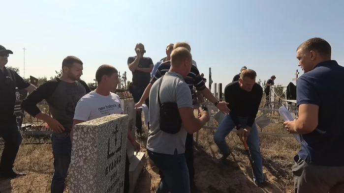 Пока волгоградские похоронщики спорят, сыновья сами копают могилы своим отцам