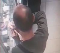 Ограбивший скупку в Дзержинском районе попал на камеру