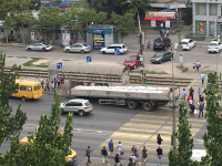 Груженый картофелем прицеп вылетел на остановку