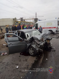 Три человека госпитализированы после утренней аварии в Волжском