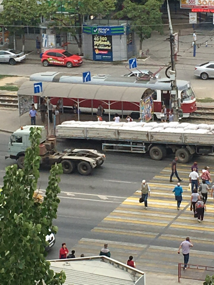Груженый картофелем прицеп вылетел на остановку