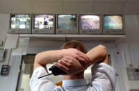 Молодая семья в коляске вывезла из магазина дорогую мужскую сумку