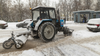 В Волжском чистят дороги и тротуары