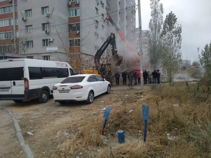Устранить коммунальную аварию в Краснооктябрьском районе Волгограда обещают к вечеру. ФОТО