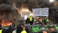 С саммита G20 Макрон вернулся к сожженной Триумфальной арке