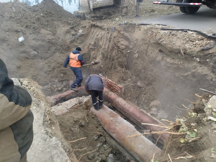 Устранить коммунальную аварию в Краснооктябрьском районе Волгограда обещают к вечеру. ФОТО