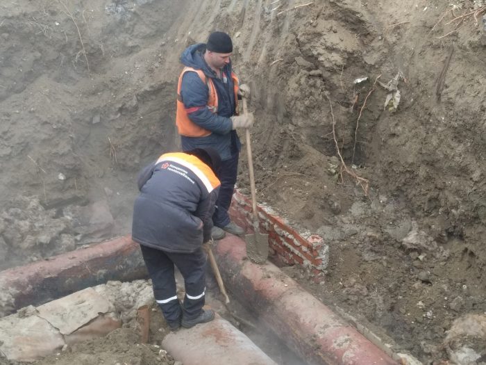 Устранить коммунальную аварию в Краснооктябрьском районе Волгограда обещают к вечеру. ФОТО