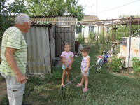 Волгоградцам приходится воспитывать своих детей в «ежовых рукавицах»