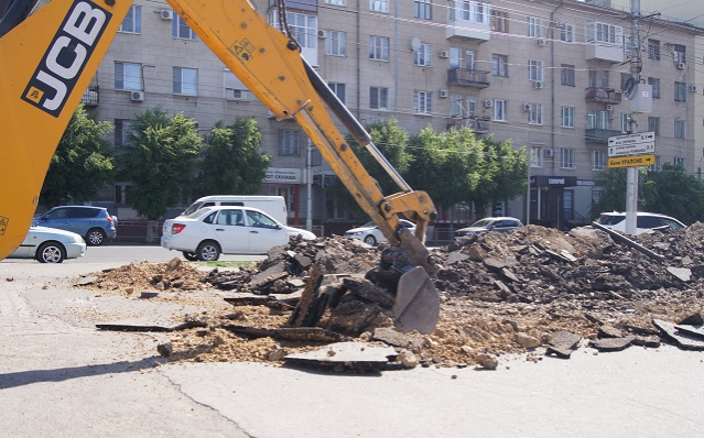 Ковши экскаваторов добрались до улицы Краснознаменской