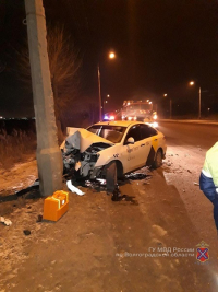 В Волгограде водитель Яндекс.Такси врезался в столб
