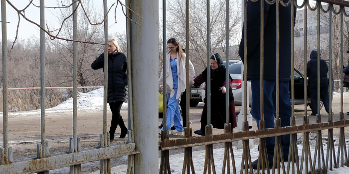 Для эвакуации больных из больницы «Каустика» прислали автобусы