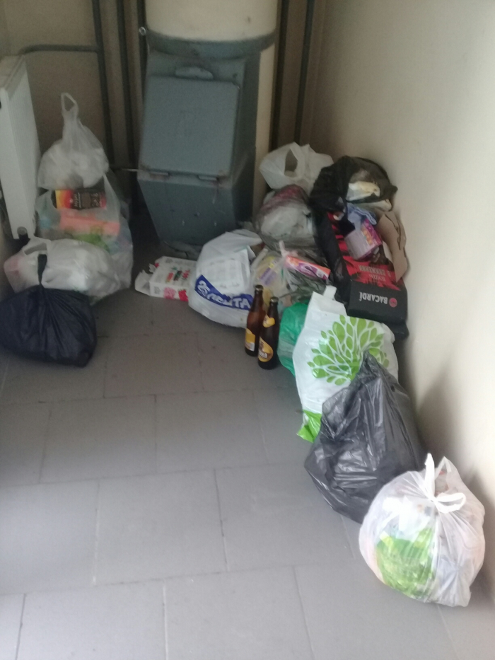 В многоквартирном доме Дзержинского района до отказа забит мусоропровод