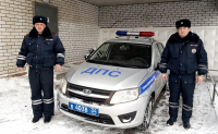 Двое сотрудников ДПС на трассе спасли замерзавшую фроловчанку