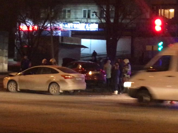 В Кировском района Волгограда поздно вечером кроссовер врезался в столб