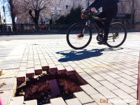 В центре города образовался провал, в который попалась подметальная машина