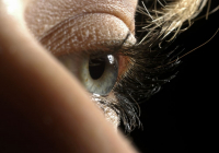 Врачи рассказали об опасности наращивания ресниц