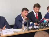 Странное поведение новоиспеченного Президента Украины, попавшее на видео, обсуждают в сети