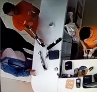 Продавец-консультант на глазах у покупательницы отрубил себе часть пальца блендером