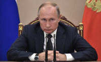 Российский лидер Владимир Путин заявил, что не имеет своей страницы в Twitter, поэтому у него нет возможности отслеживать высказывания своего американского коллеги Дональда Трампа в этой соцсети.  По его словам, его коллеги периодически рассказывают о публикациях Трампа в Twitter, так как Кремль воспринимает посты американского лидера, как заявления официального характера. Отвечая на вопросы журналистов Al Arabiya, Sky Nеws Arabia, Путин отметил, что, без сомнения, высказывания американского лидера важны для России также, как и для других государств. По словам российского президента, нормализации отношений между Россией и Соединенными Штатами мешает внутриполитическая ситуация в США.  - Мы не можем предъявлять никаких претензий к Трампу, так как ранее он высказывался за нормализацию отношений между странами, - добавил Путин.  Напомним, что Путин ранее заявлял, что между Москвой и Вашингтоном установились доверительные деловые отношения. Он неоднократно говорил о том, что эти отношения между странами скоро улучшатся. Трамп же, в свою очередь, говорил, что надеется на дружбу, но подход к РФ должен быть жестким.  Как писала интернет-газета «Кривое-зеркало» ранее, Кремль заявлял, что не исключает возможности встречи президентов России и США на саммите Азиатско-Тихоокеанского экономического сотрудничества (АТЭС) в Чили в ноябре этого года.  ФОТО: Globallookpress