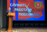 Бочаров выдвинул свою кандидатуру на второй срок О своем решении участвовать в выборах губернатора Волгоградской области Андрей Бочаров объявил на рабочей встрече с активом области 5 июня. В совещании, прошедшем в зале ГДЮЦ, приняли участие более 400 человек - представителей различных профессиональных сообществ, депутатов, руководителей силовых, правоохранительных и надзорных органов, общественных и религиозных объединений, представителей муниципалитетов, политических партий, ректоров вузов и журналистов. Пять лет очень сложной работы позволили не только реализовать в целом наши планы и стабилизировать социально-экономическую ситуацию, но и заложить основы дальнейшего развития, — заявил Андрей Бочаров. — Волгоградская область должна и будет двигаться только вперёд, несмотря на любые препятствия. Останавливаться нельзя — остановка подобна смерти. Впервые жители региона доверили область Андрею Бочарову в 2014 году и говоря о выдвижении своей кандидатуры Бочаров снова надеется на поддержку жителей Волгоградской области. Андрей Бочаров акцентировал внимание на приоритетах, которые должны стать основой совместной работы на следующий пятилетний период.  Первое — достижение поставленных Президентом Российской Федерации национальных целей и стратегических задач, целевых показателей национальных проектов развития Российской Федерации на период до 2024 года.  Второе — реализация приоритетных проектов развития на территории всех муниципальных образований Волгоградской области.  Третье — сохранение социально-экономической стабильности, выполнение социальных обязательств перед жителями Волгоградской области, обеспечение комплексной безопасности Волгоградской области - Опираясь на поддержку людей, на труд многих поколений жителей Волгоградской области, мы сможем выполнить стоящие перед нами задачи, реализовать масштабные преобразования во всех отраслях жизнедеятельности Волгоградской области, от которых напрямую зависит дальнейшее повышение качества жизни жителей и развитие Волгоградской области, — выразил уверенность губернатор. Диана Егорова ФОТО: Обладминистрация