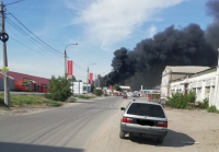 По прибытии первых пожарных подразделений установлено, что происходит горение кровли склада с керамическими изделиями