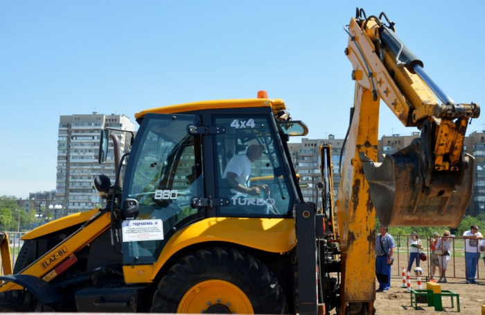 Наполнить стакан водой с помощью ковша: В Волжском в мастерстве соревнуются экскаваторщики
