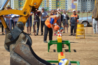 Наполнить стакан водой с помощью ковша: В Волжском в мастерстве соревнуются экскаваторщики