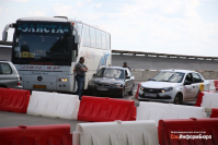 Автобус с детьми попал с ДТП и парализовал движение на нулевой продольной