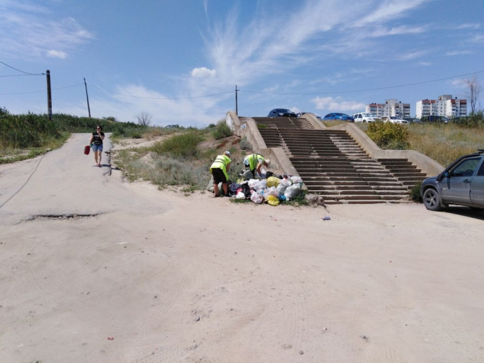 «Антибобры»: пляж на острове Сарпинский предстал перед журналистами во всей красе