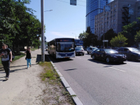 После обращения журналистов мэрия две недели думала куда поставить остановку