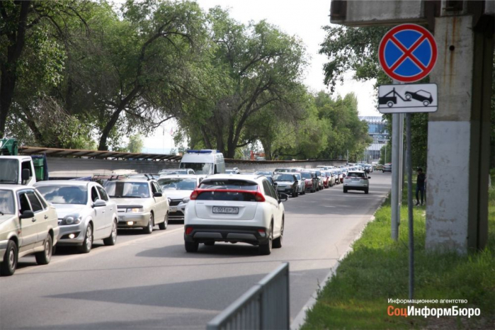 Автобус с детьми попал с ДТП и парализовал движение на нулевой продольной