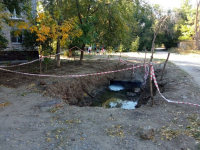 ФОТО: Интернет-газета "Кривое-зеркало"/ яма на ул. Кирова