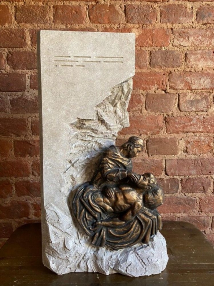 памятник «Камень с бронзой». 