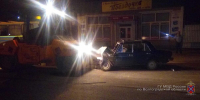 На юге Волгограда отечественная легковушка врезалась в асфальтоукладчик
