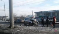 Из-за скользкой дороги водитель влетел в здание магазина 