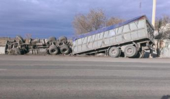 Под Волгоградом в кювет опрокинулась фура Под Волгоградом в кювет опрокинулась фура
