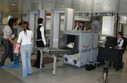 Не снимайте ремни и обувь!