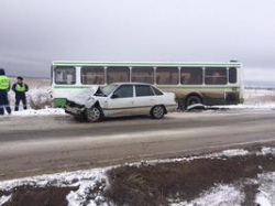 В Волгограде 20-летний водитель иномарки таранил пассажирский автобус В Волгограде 20-летний водитель иномарки таранил пассажирский автобус
