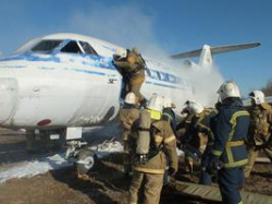В Волгоградском аэропорту пожарные учились тушить самолет В Волгоградском аэропорту пожарные учились тушить самолет