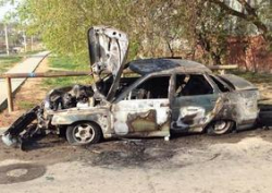 В Волгограде сожгли «десятку» во дворе дома