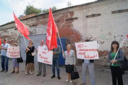 В Волгограде коммунисты вышли на пикет против фальсификаций на выборах В Волгограде коммунисты вышли на пикет против фальсификаций на выборах