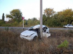 В Волгоградской области КИА въехала в дерево, а ВАЗ в столб В Волгоградской области КИА въехала в дерево, а ВАЗ в столб