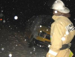 Ночью поджигатели добрались до автобуса и внедорожника