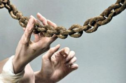 Сын приковал собственную мать на цепь