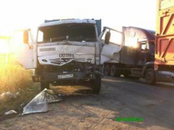 Под Волгоградом два КАМАЗа не поделили дорогу Под Волгоградом два КАМАЗа не поделили дорогу