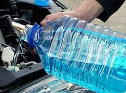 Роспотребнадзор нашел опасный метанол в популярных стеклоомывателях