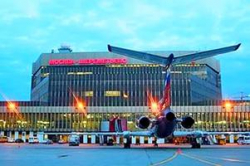 Полицейский выехал на взлетную полосу и едва не сбил самолет Полицейский выехал на взлетную полосу и едва не сбил самолет