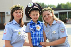 Полицейские Волгограда подарили горожанам «Ромашки на фуражках»